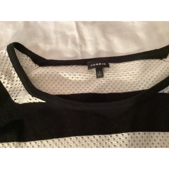 Torrid Top Sweater White & Black Striped Size 1 Plus Lightweight‎ Pullover - Picture 4 of 4